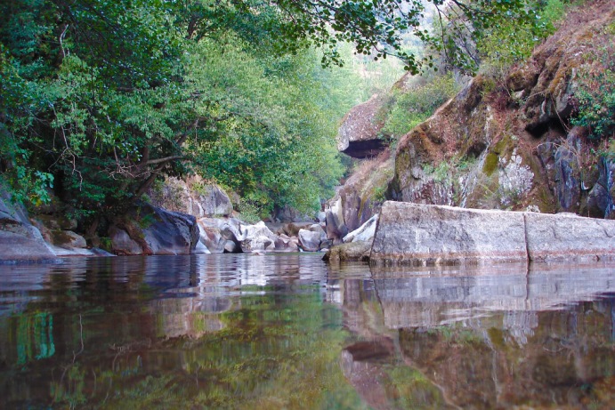 Um rio único em Portugal Rio Bestança