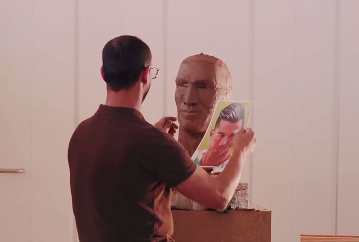 Pediram-lhe que fizesse outro busto e ele aceitou Pediram-lhe que fizesse outro busto e ele aceitou