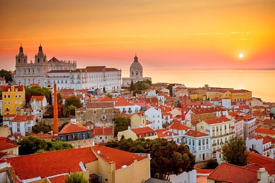 Os turistas estão a invadir Portugal e os ingleses explicam porquê