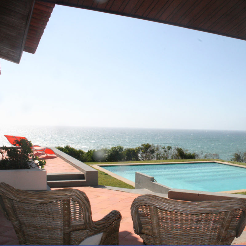 Sabia que pode passar férias na casa de praia de Amália Rodrigues?