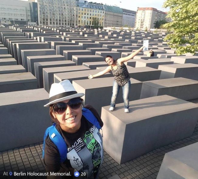 YOLOCAUST. A crítica a quem se ri no memorial da morte