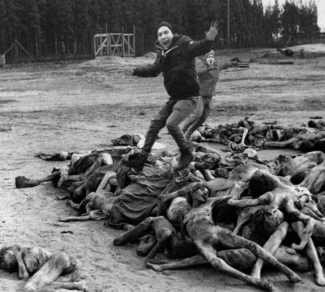 YOLOCAUST. A crítica a quem se ri no memorial da morte YOLOCAUST. A crítica a quem se ri no memorial da morte
