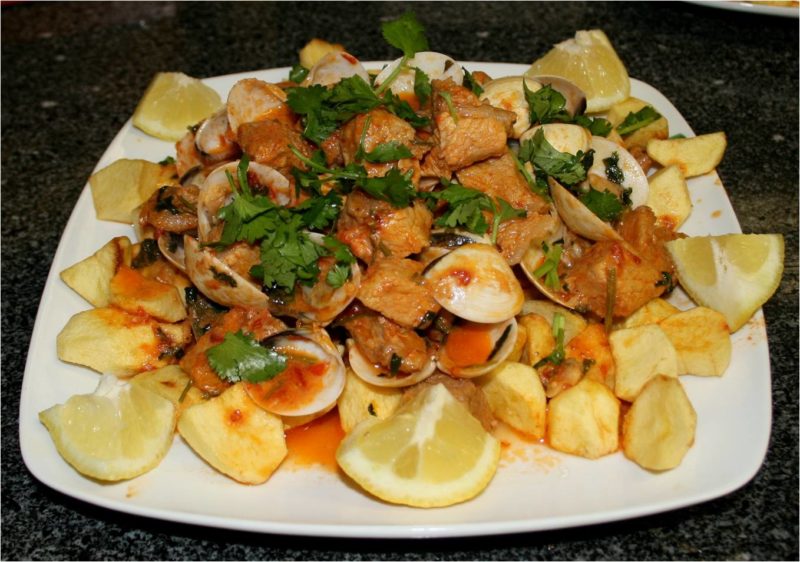 Carne de Porco à Alentejana: origem e receita Carne de Porco à Alentejana: origem e receita
