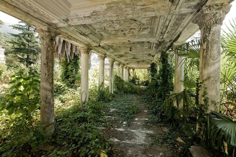 Lugares abandonados engolidos pela natureza