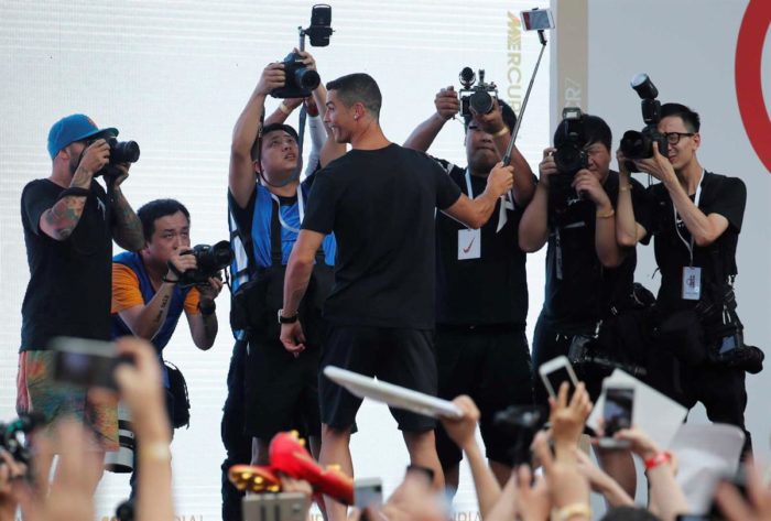 Foi a loucura na visita de Cristiano Ronaldo à China