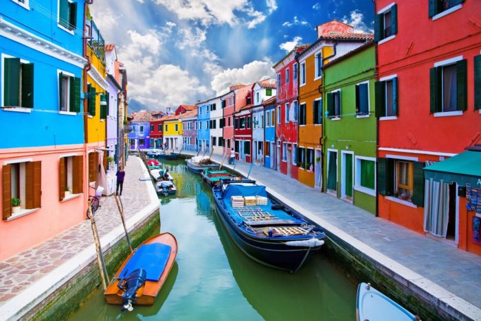 Portugal tem duas das 27 aldeias saídas de contos de fadas Burano, Itália