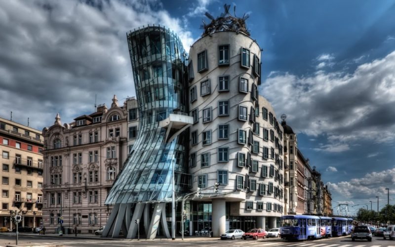 20 fascinantes edifícios que desafiam as leis da física La casa danzante, Praga