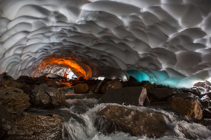 Caverna de gelo próxima ao vulcão Mutnovsky, Rússia