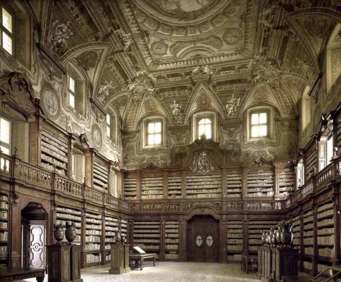 São portuguesas duas das 41 bibliotecas mais belas do mundo Biblioteca Estadual Oratoriana Girolami, em Napoli, na Itália