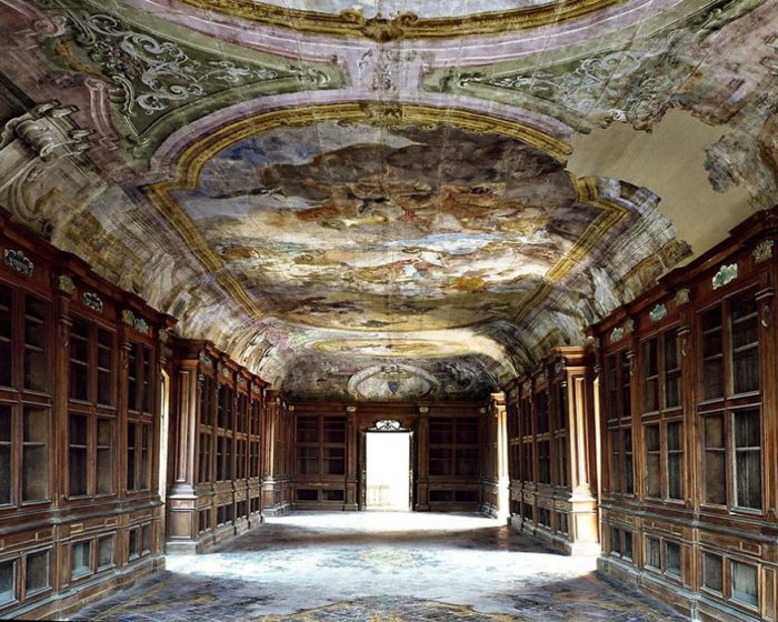 São portuguesas duas das 41 bibliotecas mais belas do mundo Certosa di Padula, Itália