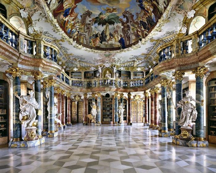 São portuguesas duas das 41 bibliotecas mais belas do mundo Biblioteca da Abadia de Wiblingen, na Alemanha