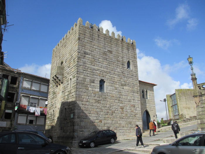 Porto: o Falso Pelourinho e a Torre Medieval Falso Pelourinho e a Torre Medieval
