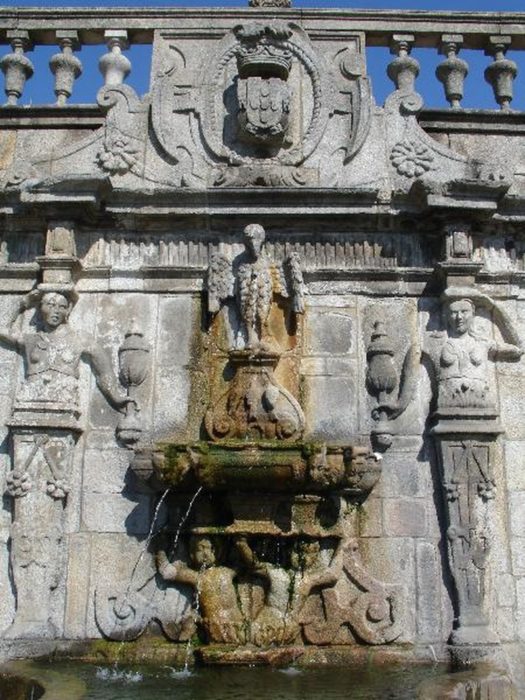 Porto: o Falso Pelourinho e a Torre Medieval