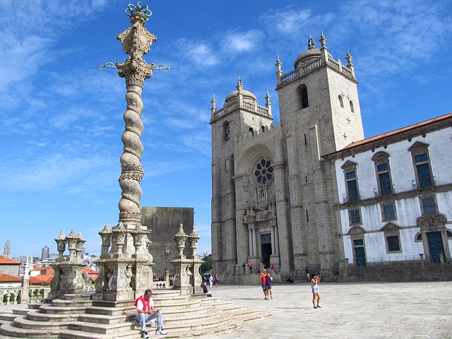 Falso Pelourinho e a Torre Medieval