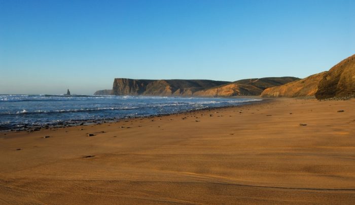 A Praia do Canal é uma das últimas praias selvagens e desertas do Algarve A Praia do Canal é uma das últimas praias selvagens e desertas do Algarve