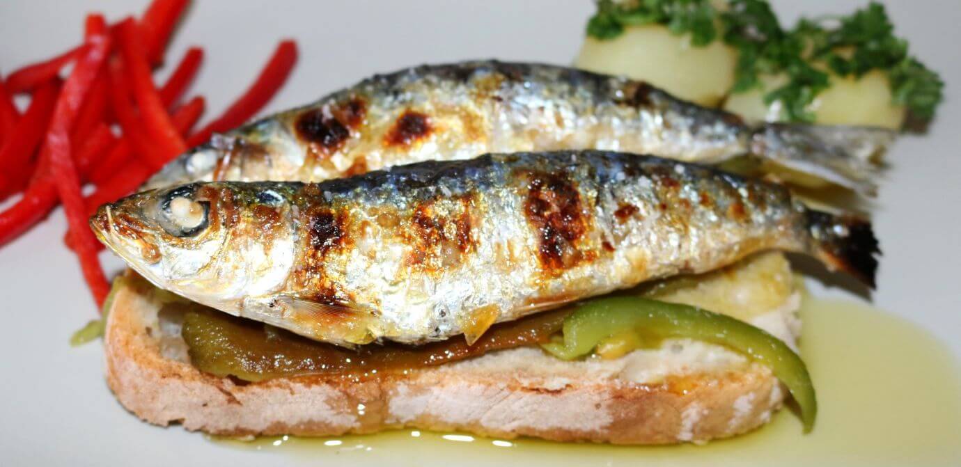 Aprenda a fazer deliciosas sardinhas assadas na brasa