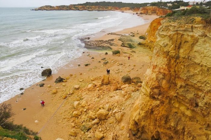 Uma das 10 praias mais perigosas do mundo é portuguesa praias mais perigosas do mundo
