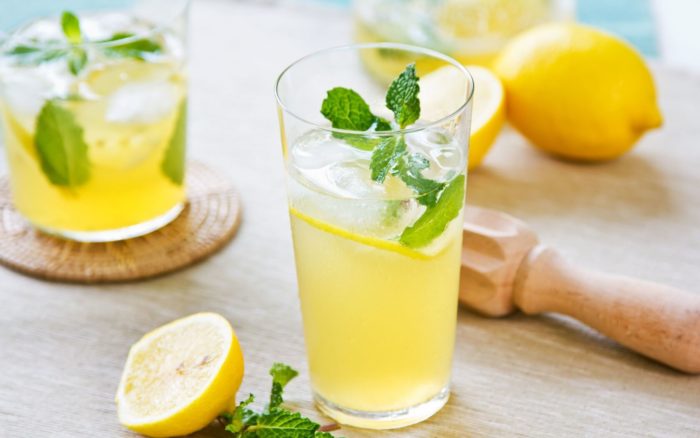 benefícios de beber sumo de limão