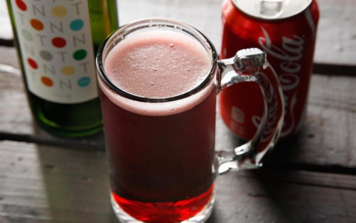 Calimocho, a mistura (mais) improvável de Vinho Tinto e... Coca-Cola