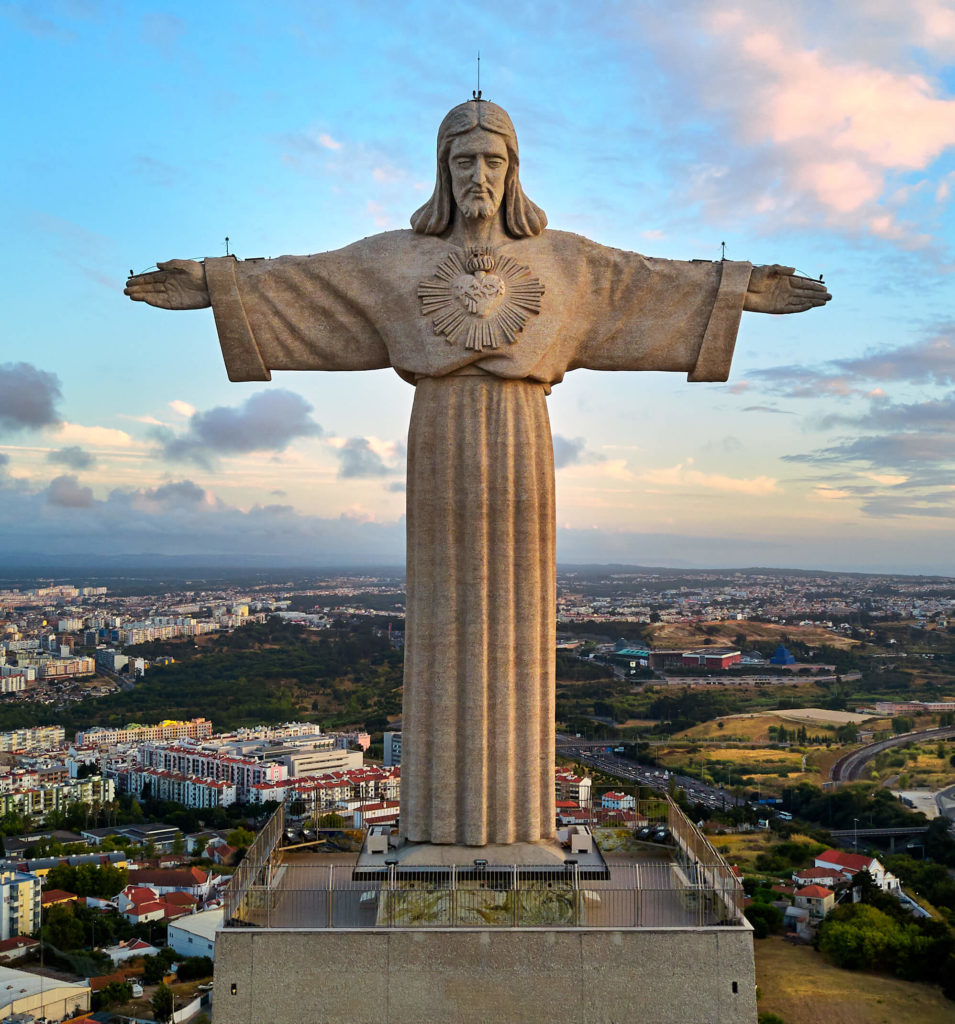 Uma das 13 estátuas de Jesus mais famosas do mundo é portuguesa Uma das 13 estátuas de Jesus mais famosas do mundo é portuguesa