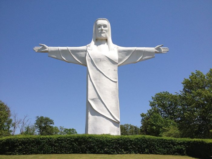 Uma das 13 estátuas de Jesus mais famosas do mundo é portuguesa Uma das 13 estátuas de Jesus mais famosas do mundo é portuguesa