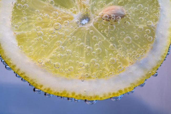 benefícios de beber sumo de limão