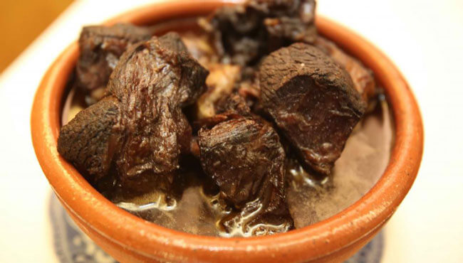 Chanfana: receita tradicional que usa cabra velha e vinho tinto Chanfana