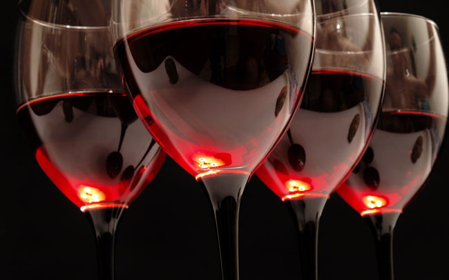 Um copo de vinho tinto por dia faz bem à saúde. Mito ou verdade? copo de vinho tinto por dia