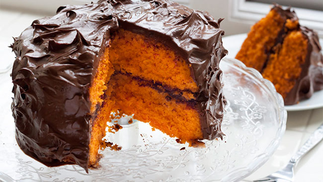 bolo de laranja com cobertura de chocolate