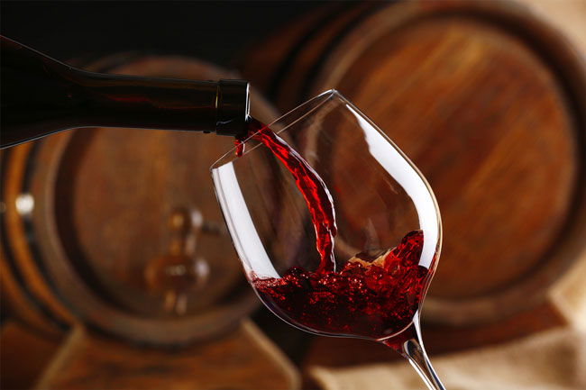 Alho e vinho tinto: uma combinação super benéfica para a saúde Alho e vinho tinto