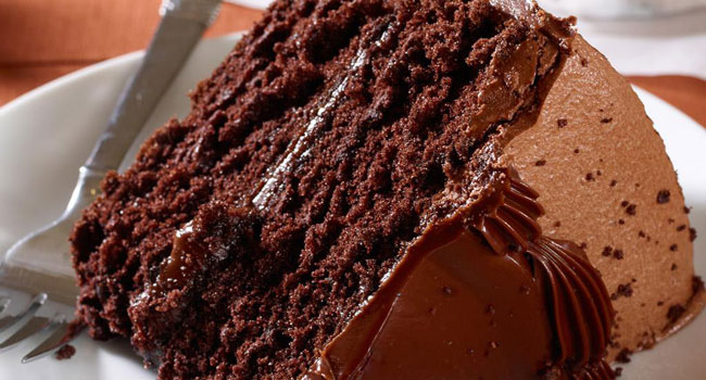 bolo de chocolate e avelãs