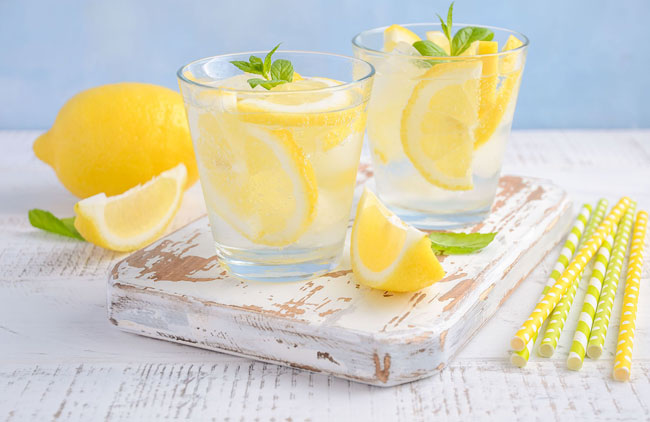 O que acontece se beber água morna com limão todas as manhãs? água morna com limão