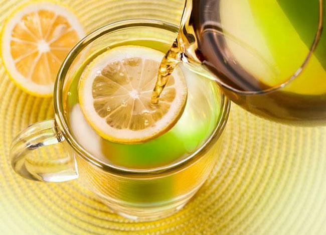 O que acontece se beber água morna com limão todas as manhãs? água morna com limão