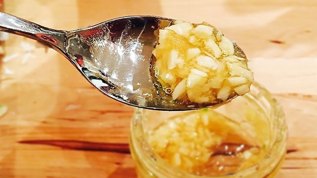 comer mel e alho em jejum