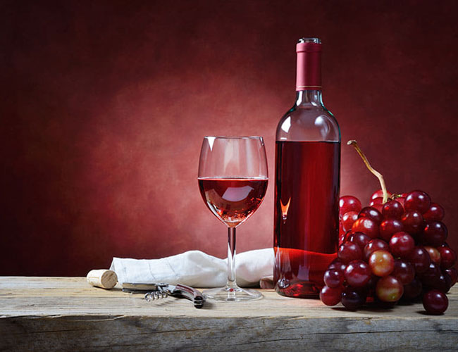 Vinho tinto é benéfico e pode ajudar a tratar a acne Vinho tinto é benéfico