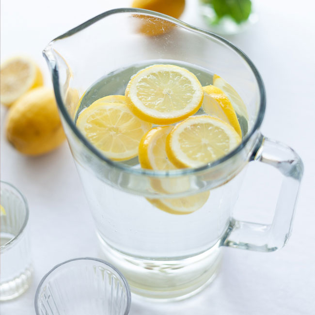 beber água com limão antes de deitar
