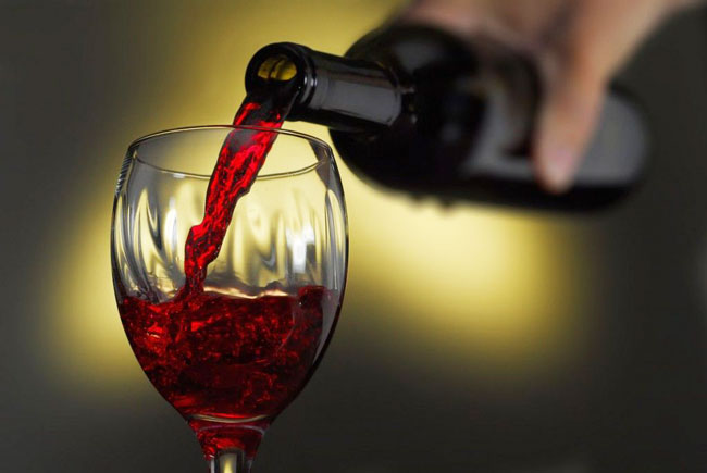É verdade que o vinho tinto faz bem aos dentes? vinho tinto faz bem aos dentes