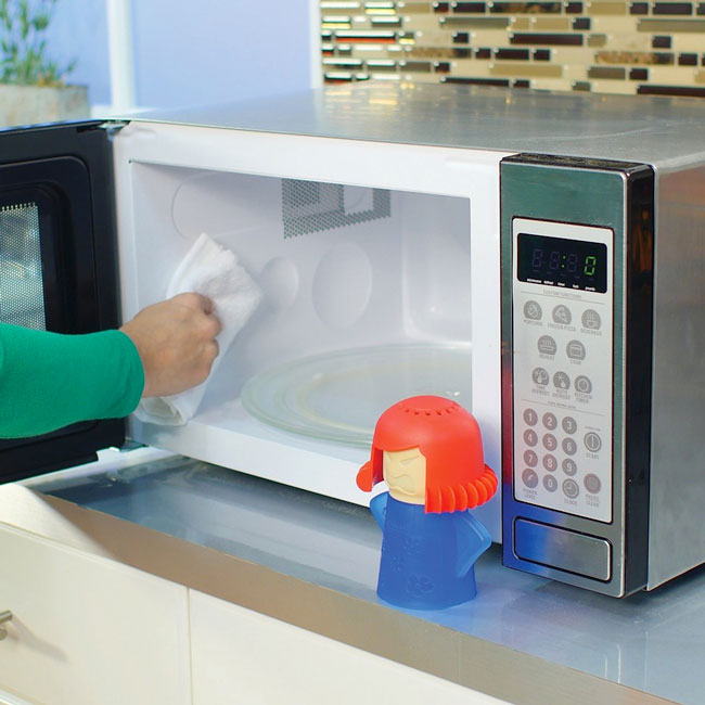Aprenda a limpar o microondas como um profissional limpar o microondas