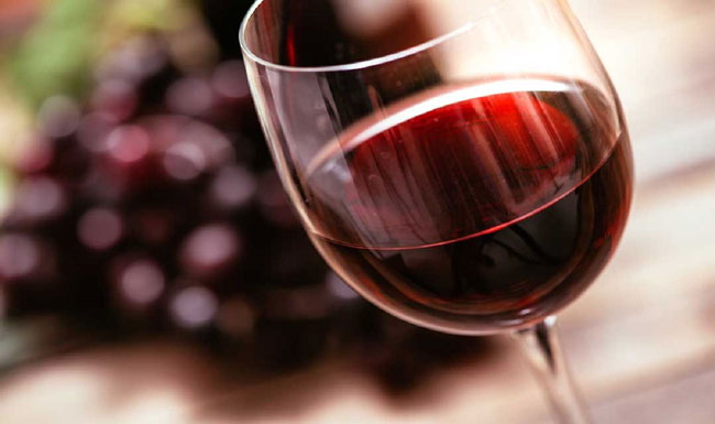 É verdade que o vinho tinto faz bem aos dentes? vinho tinto faz bem aos dentes
