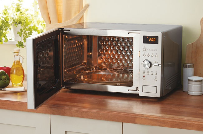 Aprenda a limpar o microondas como um profissional limpar o microondas