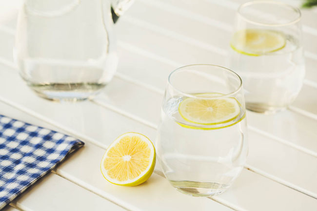 beber água com limão antes de deitar