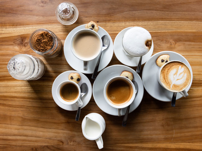Os 5 sinais que indicam estar a beber muito café beber muito café