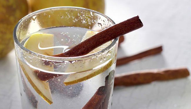 10 razões para começar a beber água com canela beber água com canela
