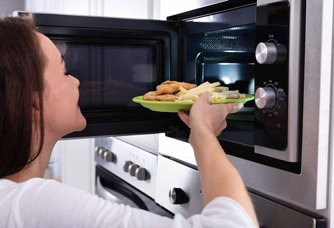 aquecer comida no microondas é perigoso