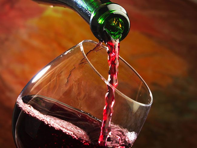 vantagens de beber vinho tinto à refeição