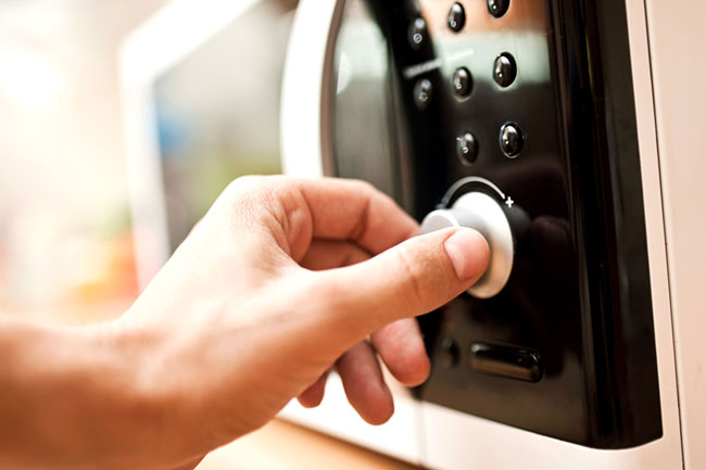 Afinal, aquecer comida no microondas é perigoso para a saúde? aquecer comida no microondas é perigoso