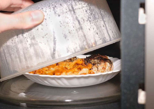 aquecer comida no microondas é perigoso