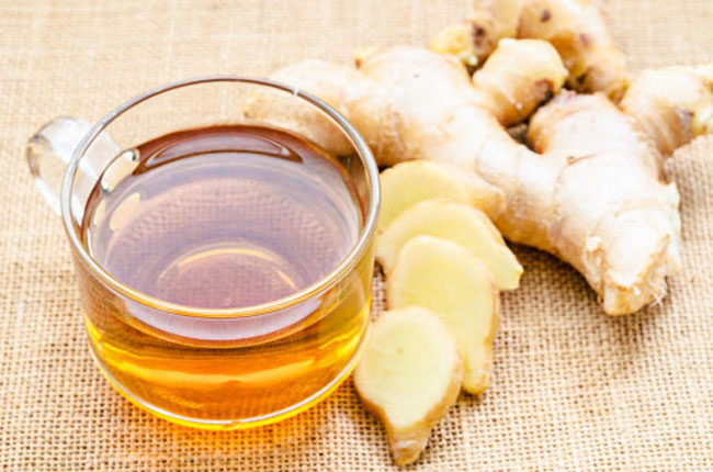 Chá de gengibre e curcuma: entenda os poderes deste remédio caseiro Chá de gengibre e curcuma