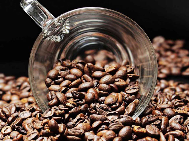 Beber café moderadamente reduz risco de cancro do fígado