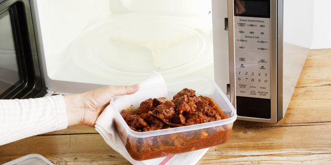 Afinal, aquecer comida no microondas é perigoso para a saúde? aquecer comida no microondas é perigoso